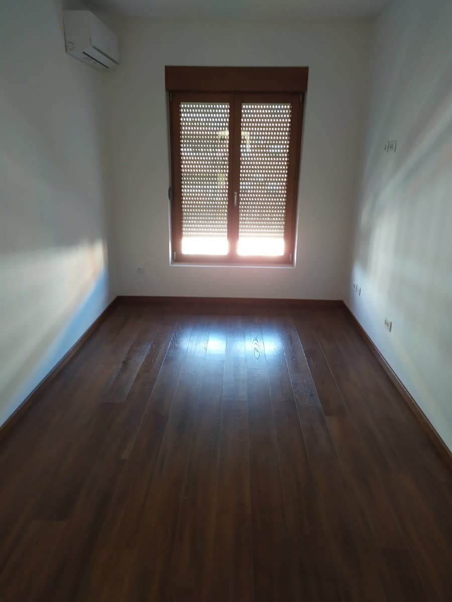 Izdaje se trosoban stan u poslovne svrhe