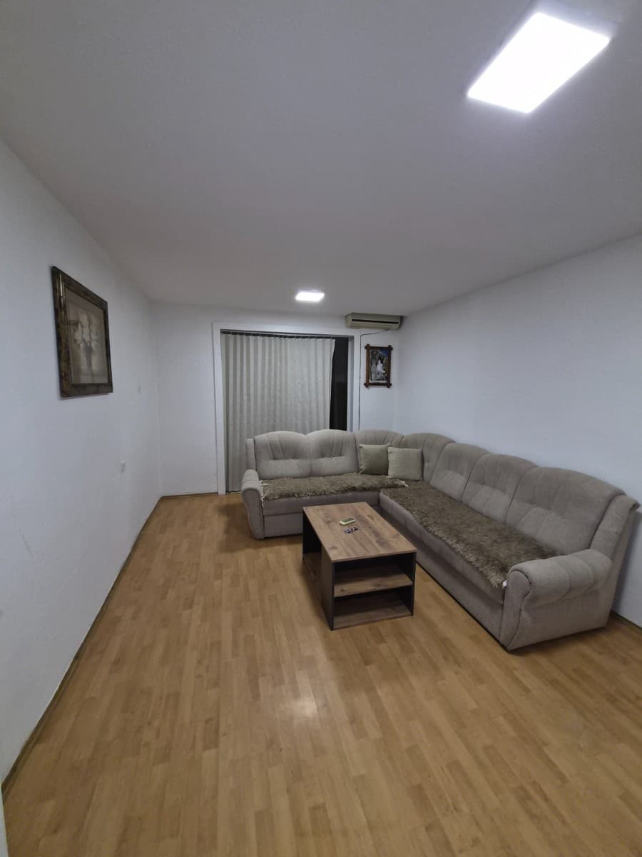 Izdaje se dvosoban stan u okviru kuce