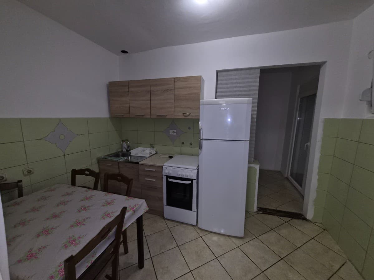 Izdaje se dvosoban stan u okviru kuce
