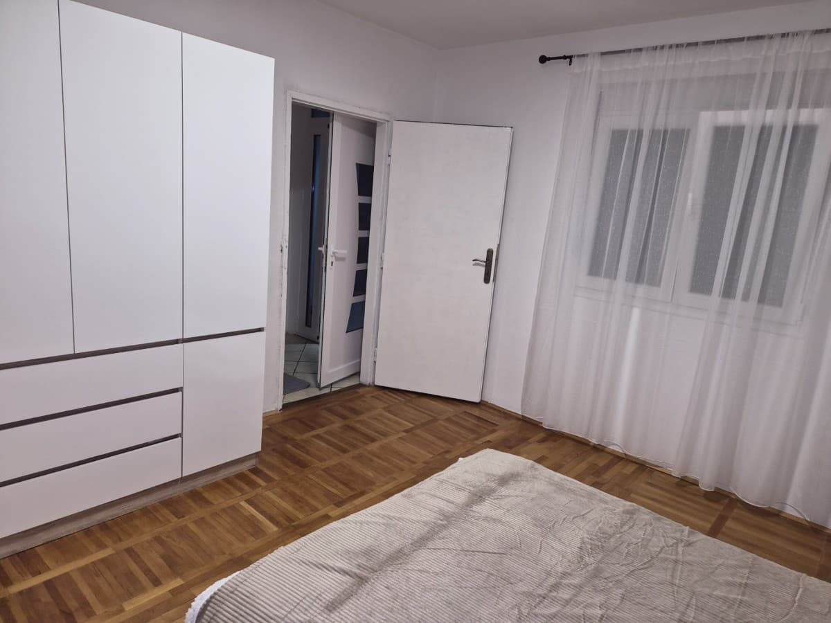 Izdaje se dvosoban stan u okviru kuce
