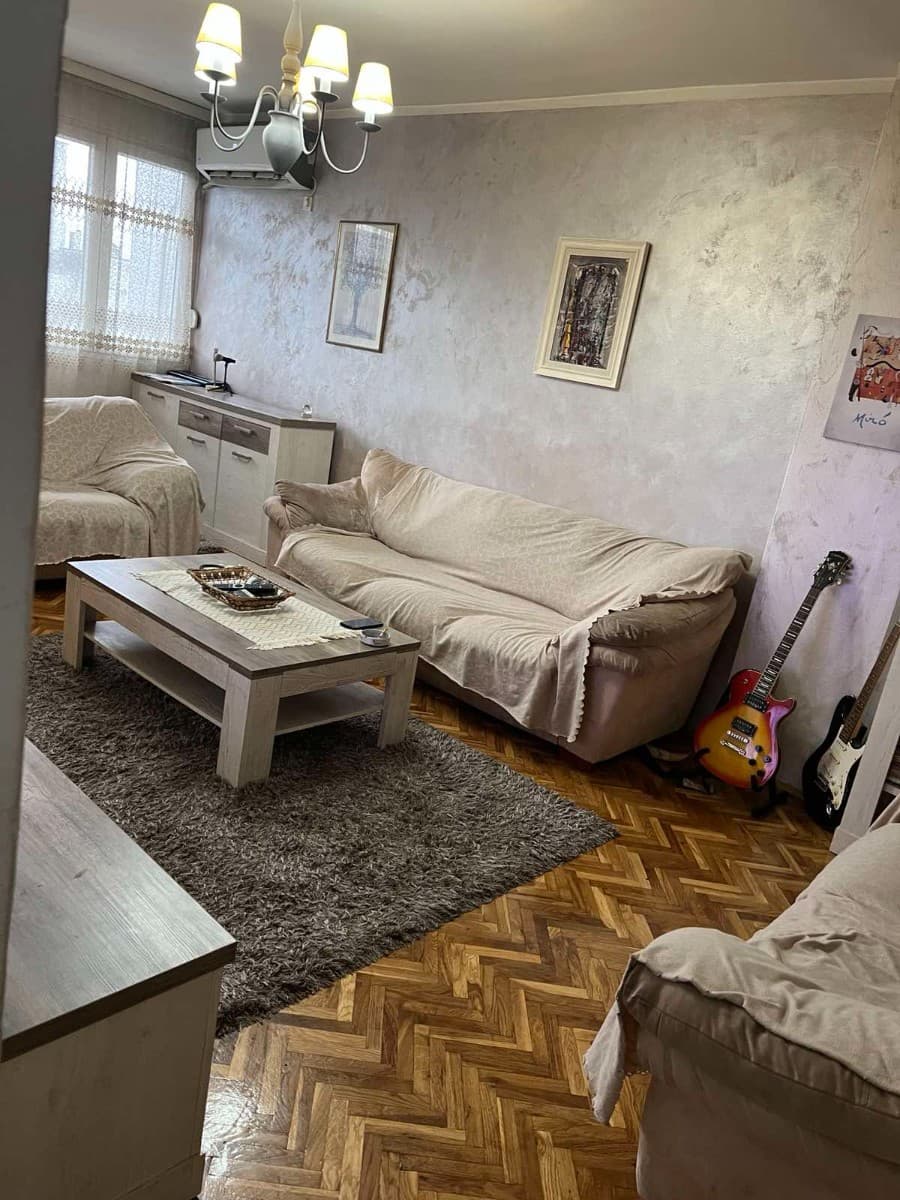 Izdaje se trosoban stan