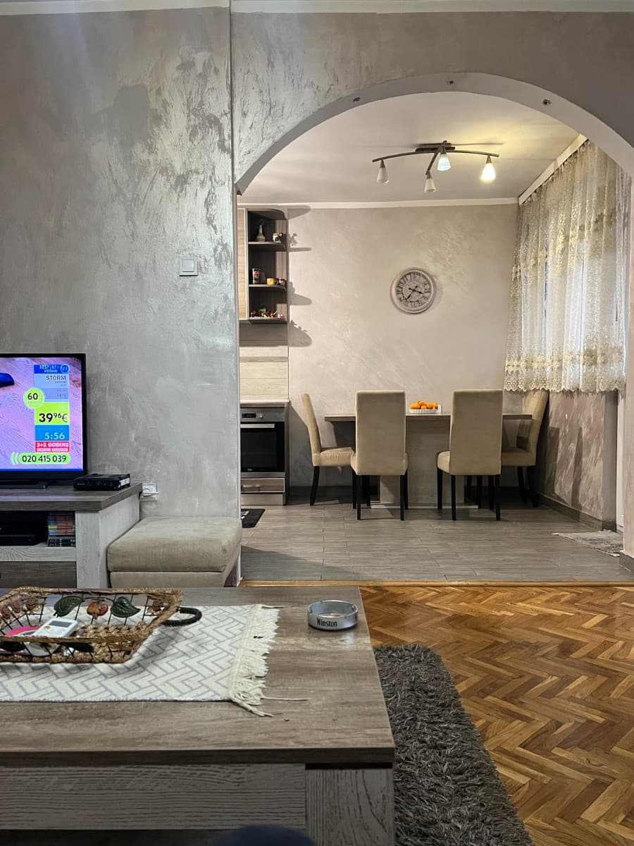 Izdaje se trosoban stan
