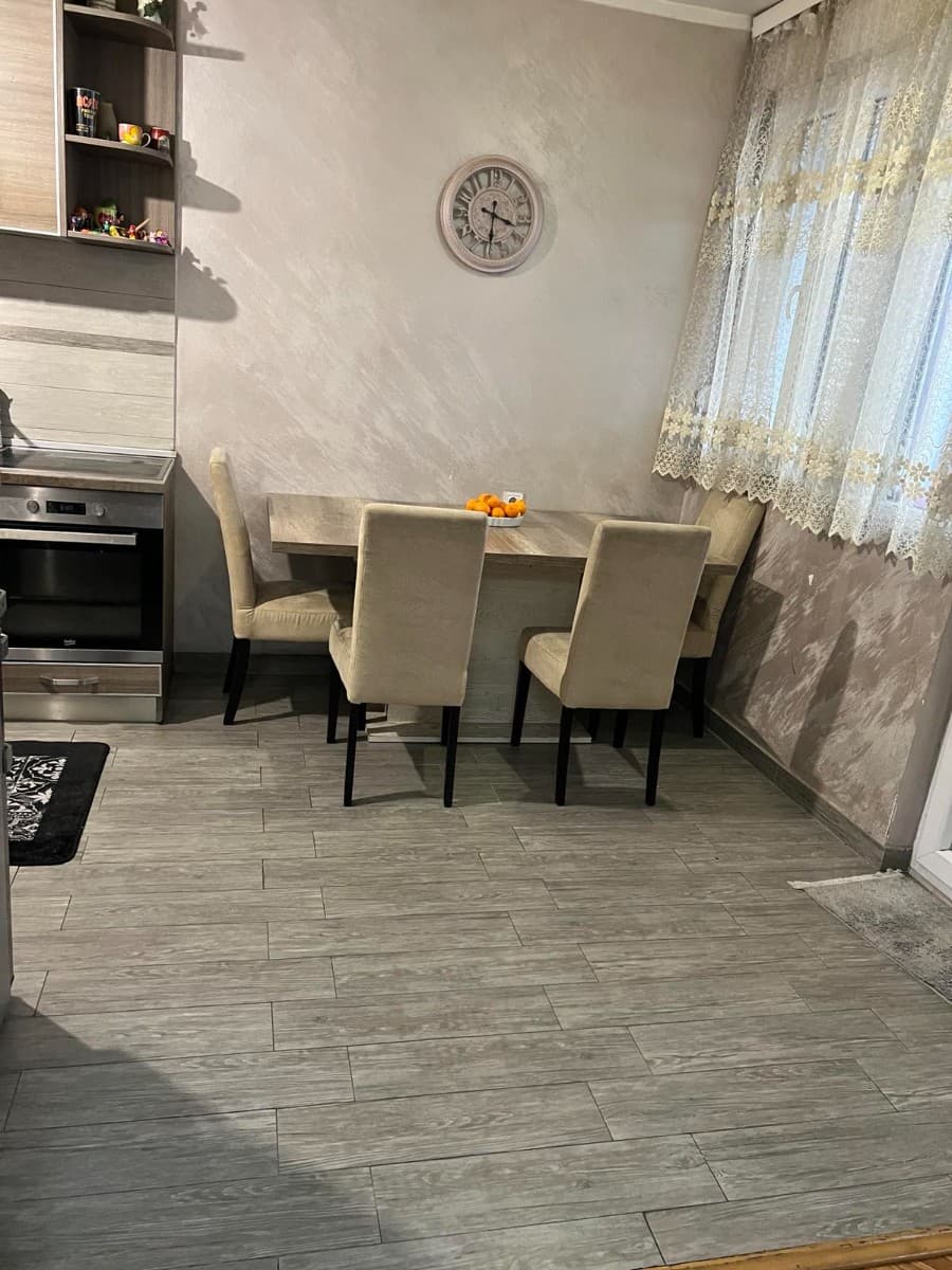 Izdaje se trosoban stan
