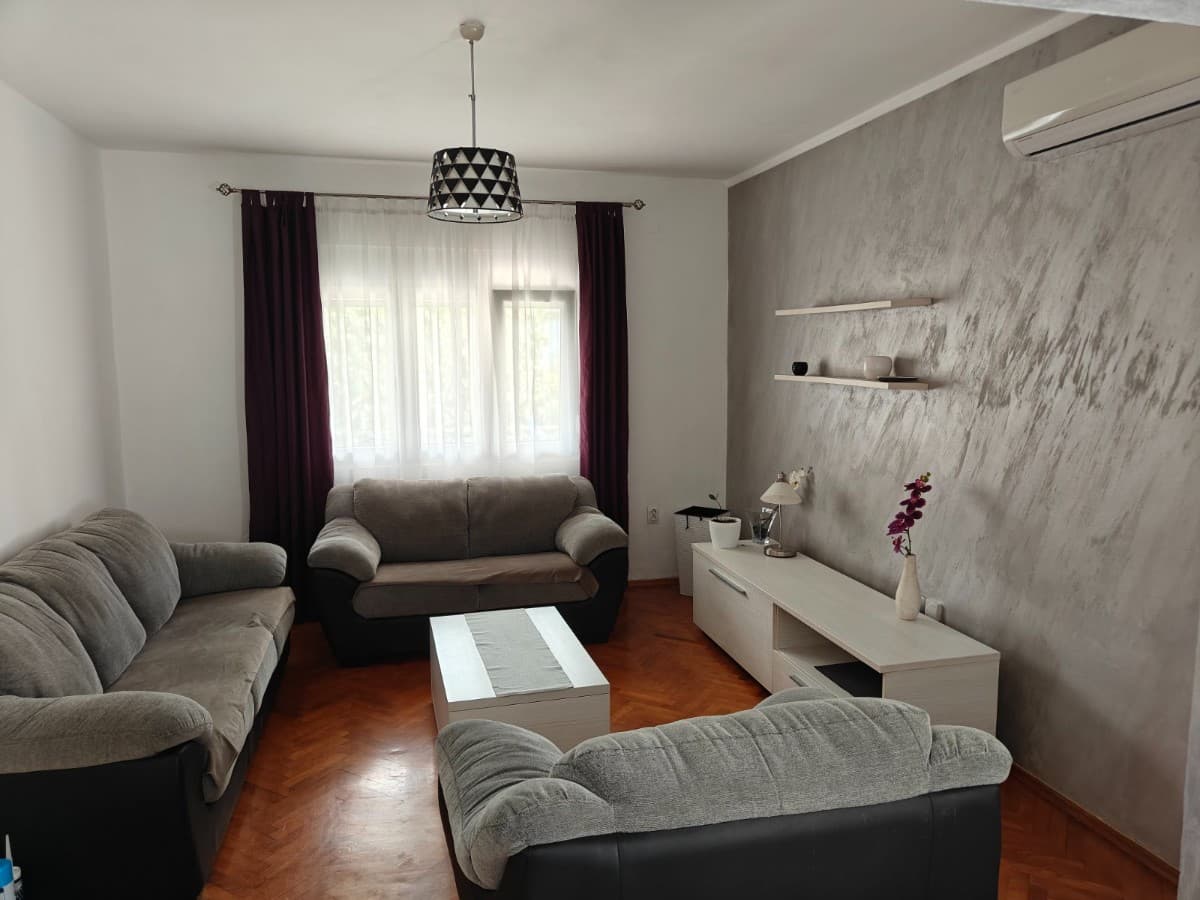 Izdaje se dvosoban stan u okviru kuće