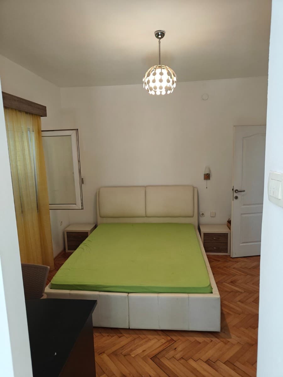 Izdaje se dvosoban stan u okviru kuće