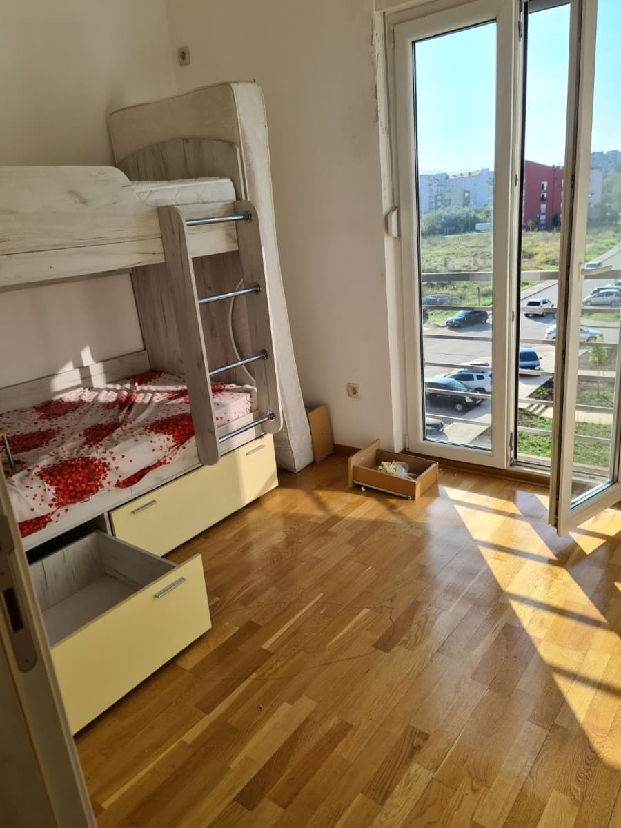 Izdaje se trosoban stan