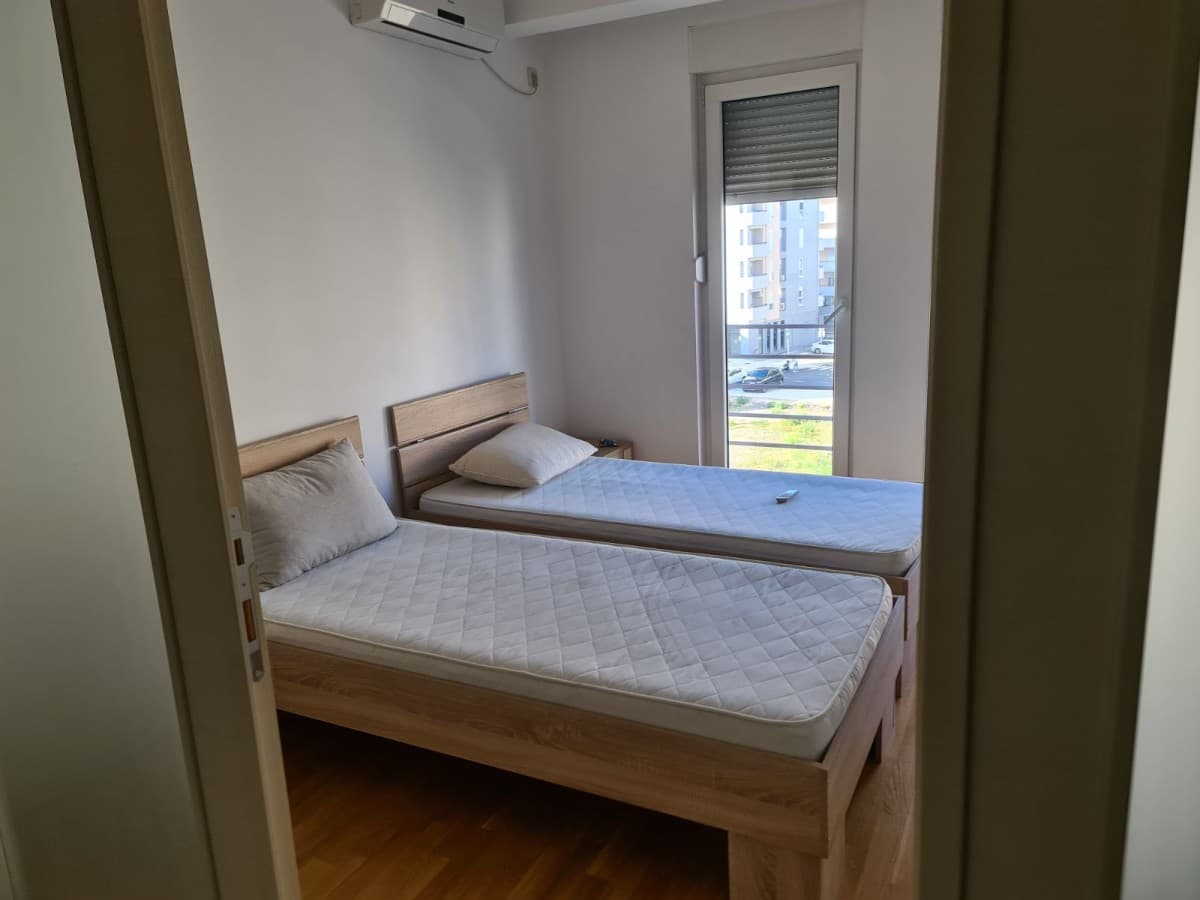 Izdaje se trosoban stan