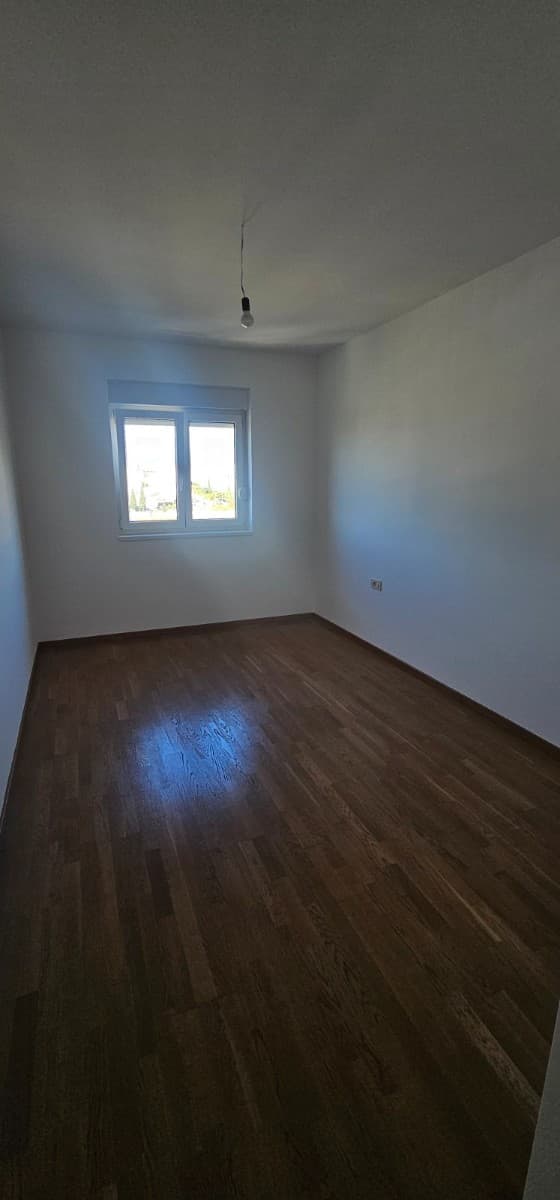 Izdaje se dvosoban nenamjesten stan