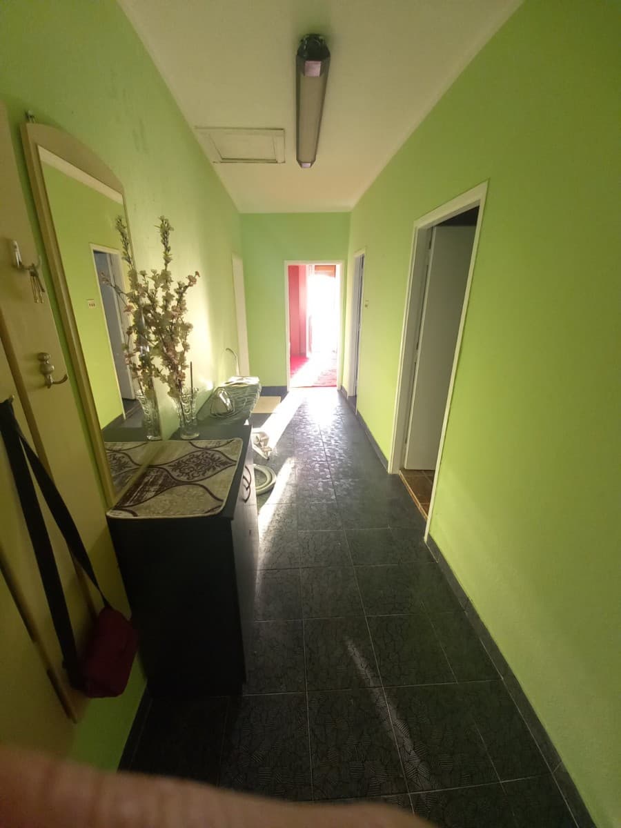 Izdaje se trosoban stan u okviru kuće