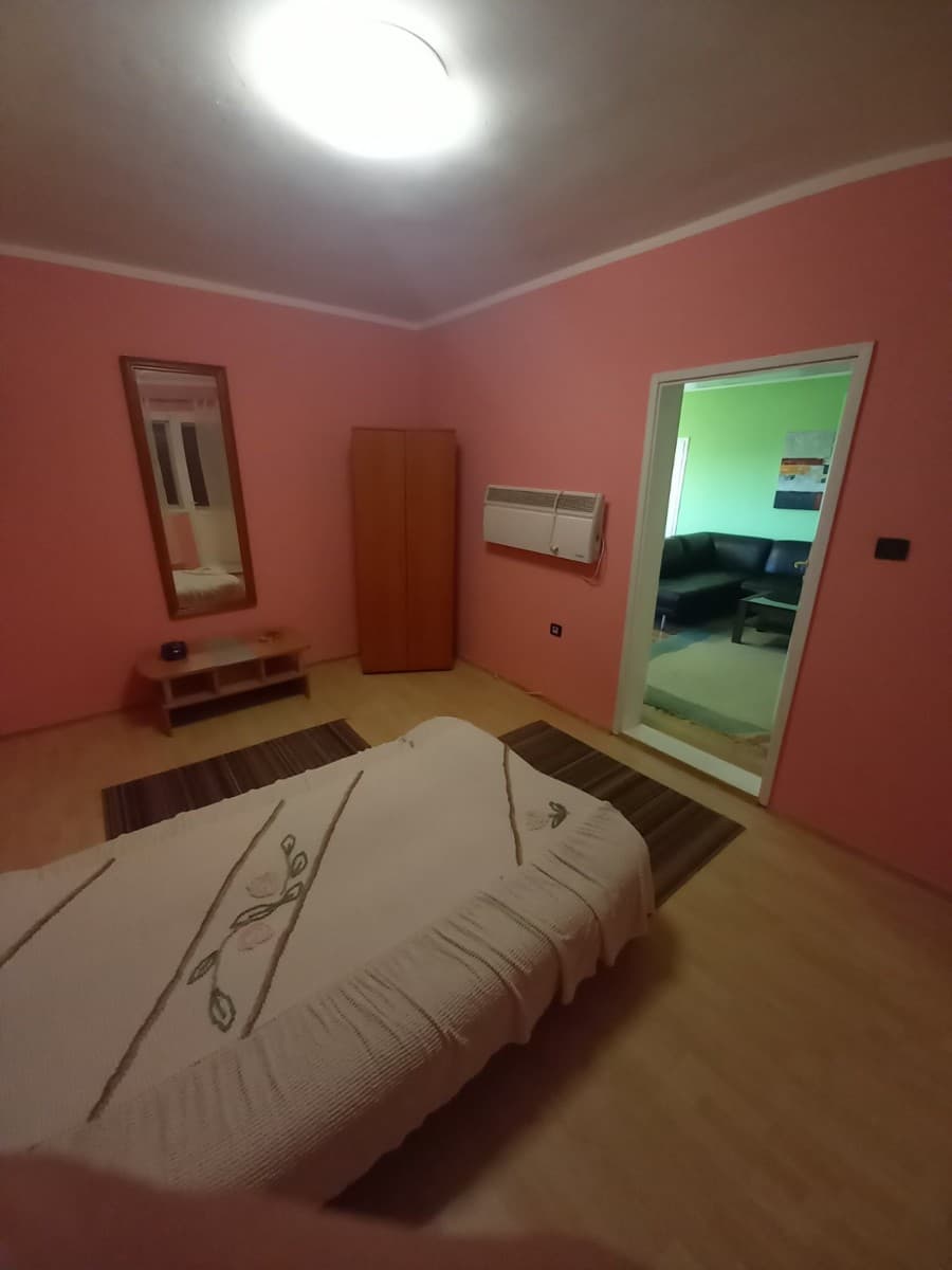 Izdaje se trosoban stan u okviru kuće