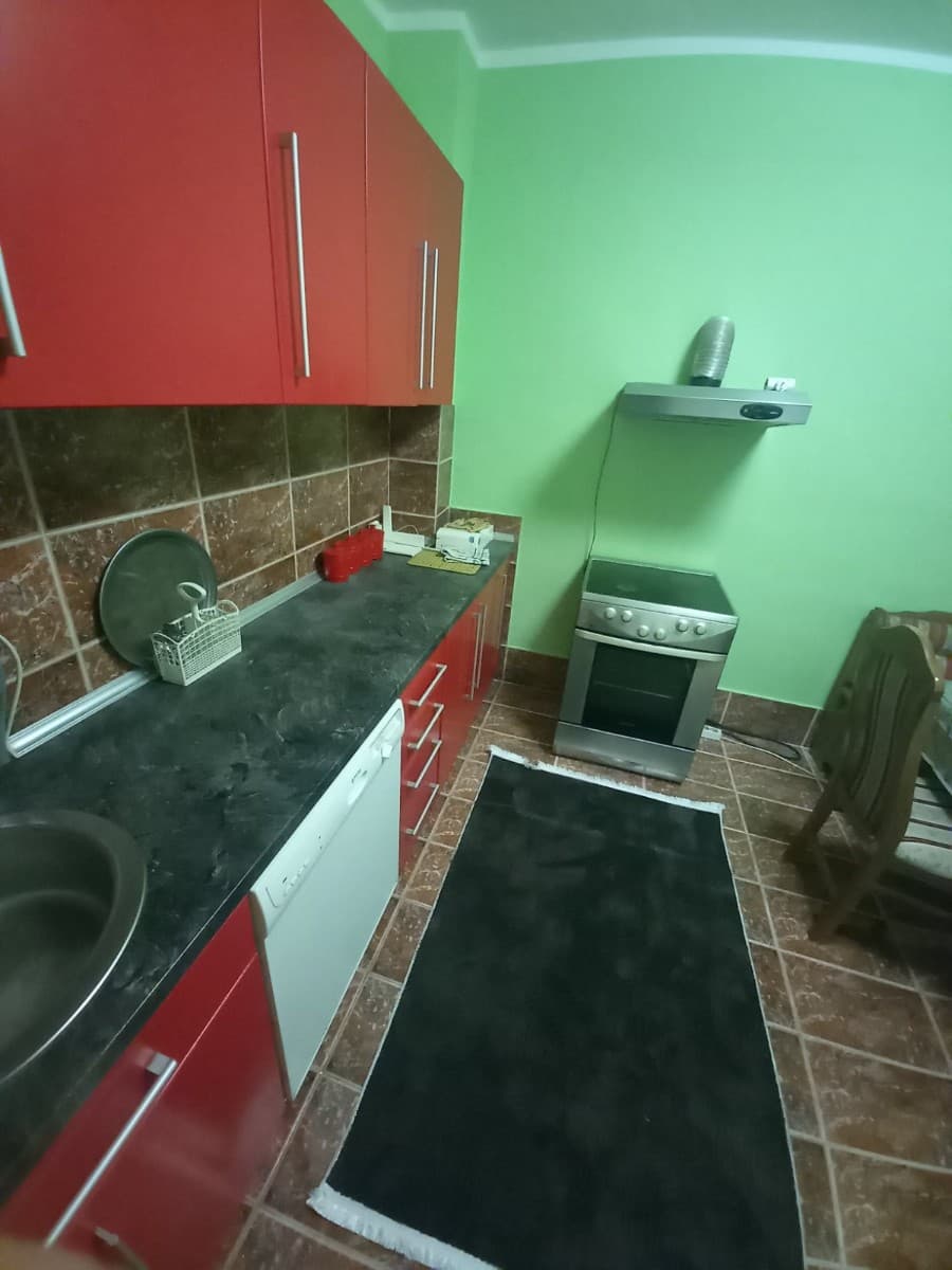 Izdaje se trosoban stan u okviru kuće