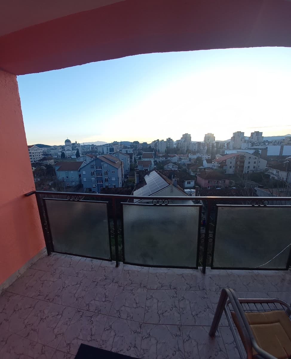 Izdaje se trosoban stan u okviru kuće