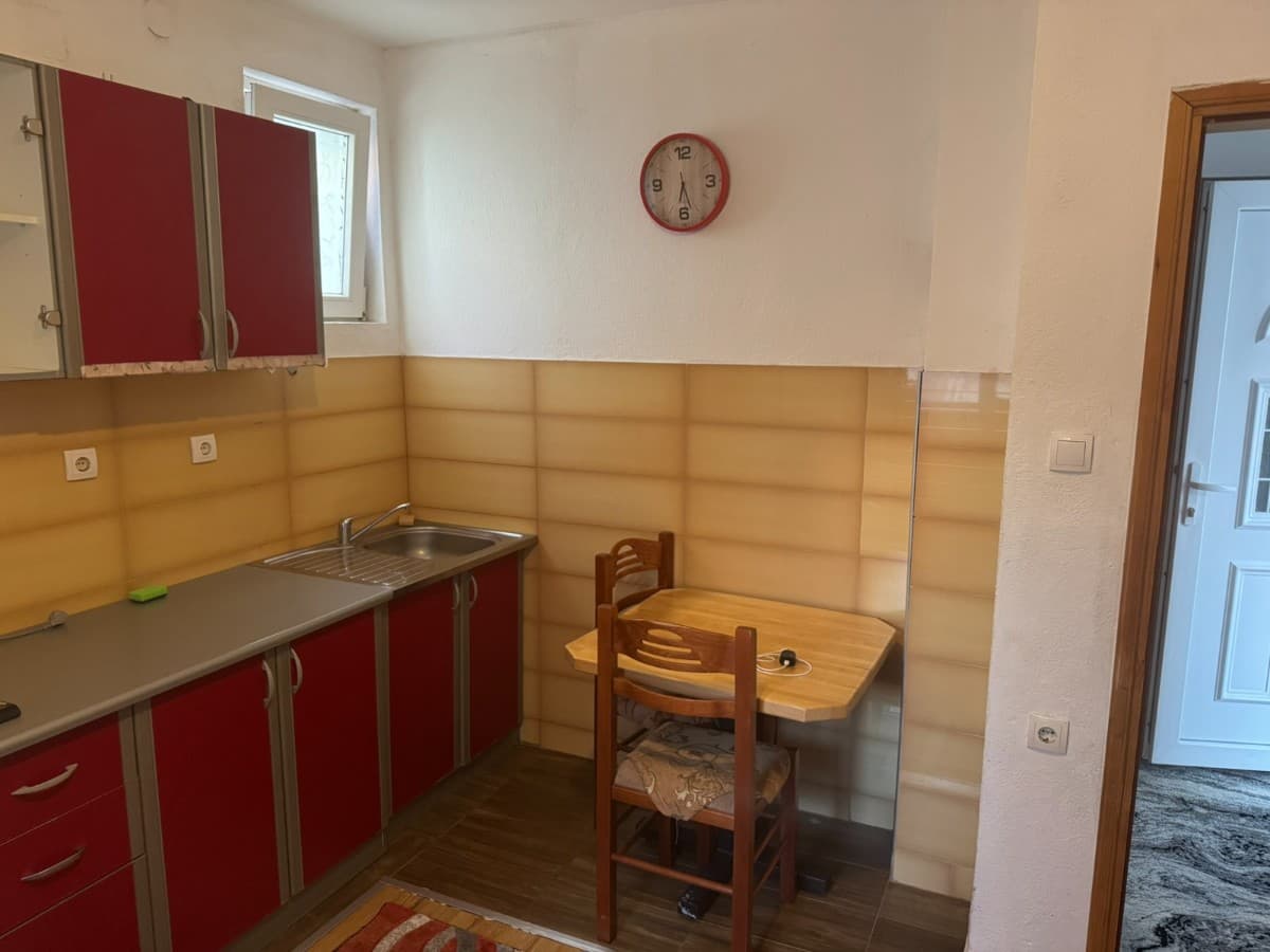 Izdaje se stan u okviru kuće