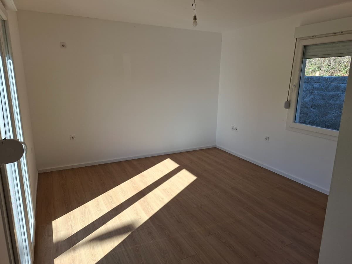 Izdaje se nenamjestena kuca