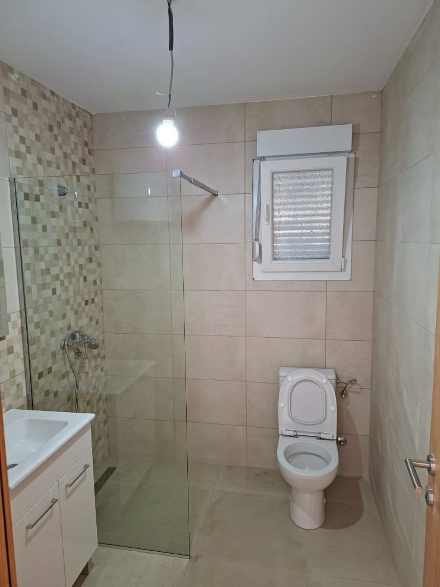 Izdaje se nenamjestena kuca