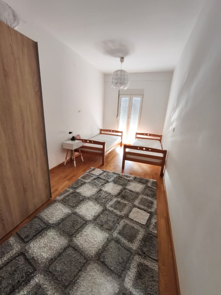 Izdaje se dvosoban stan