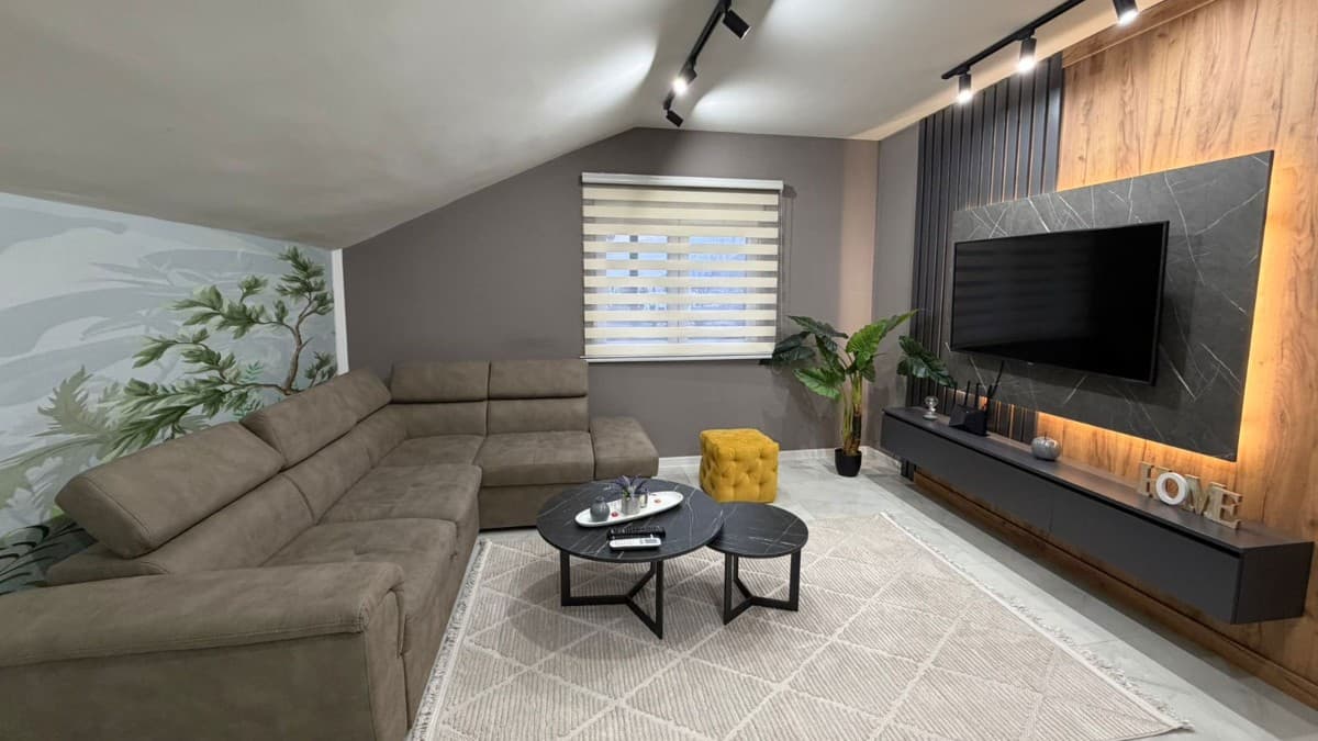 Izdaje se kuca povrsine 360m2