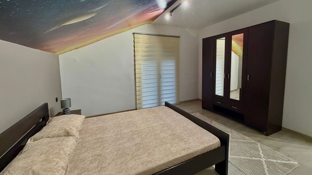 Izdaje se kuca povrsine 360m2