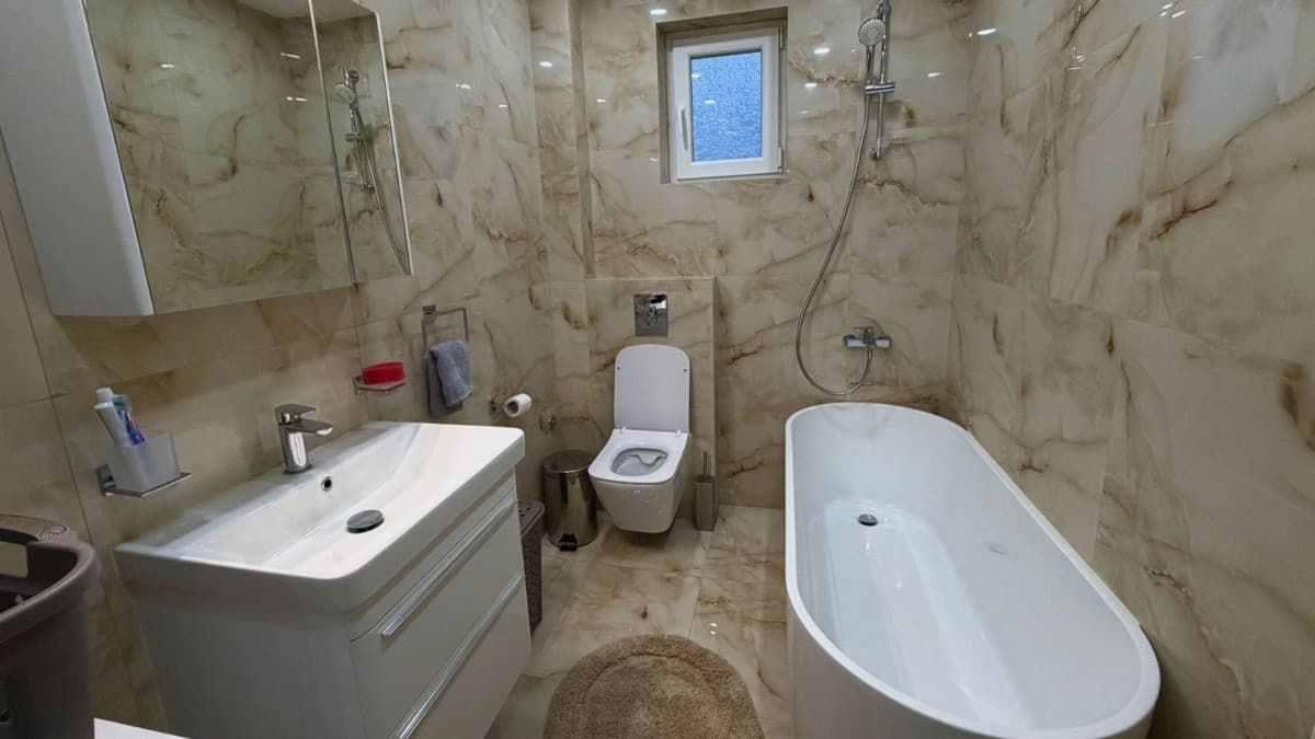 Izdaje se kuca povrsine 360m2