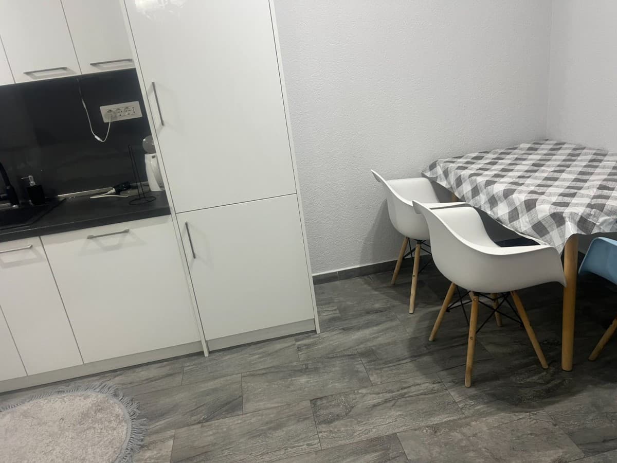 Izdaje se dvosoban stan u okviru kuce