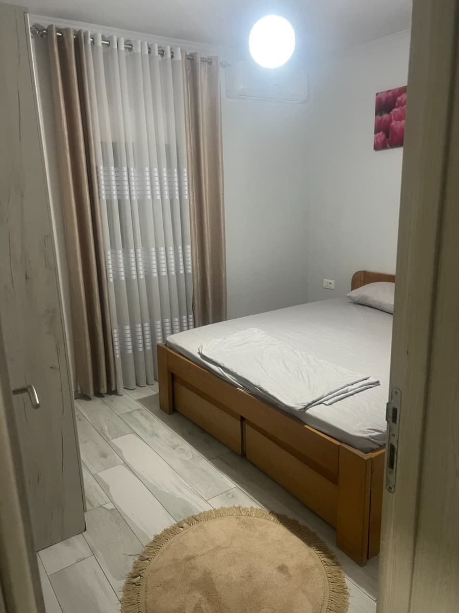Izdaje se dvosoban stan u okviru kuce