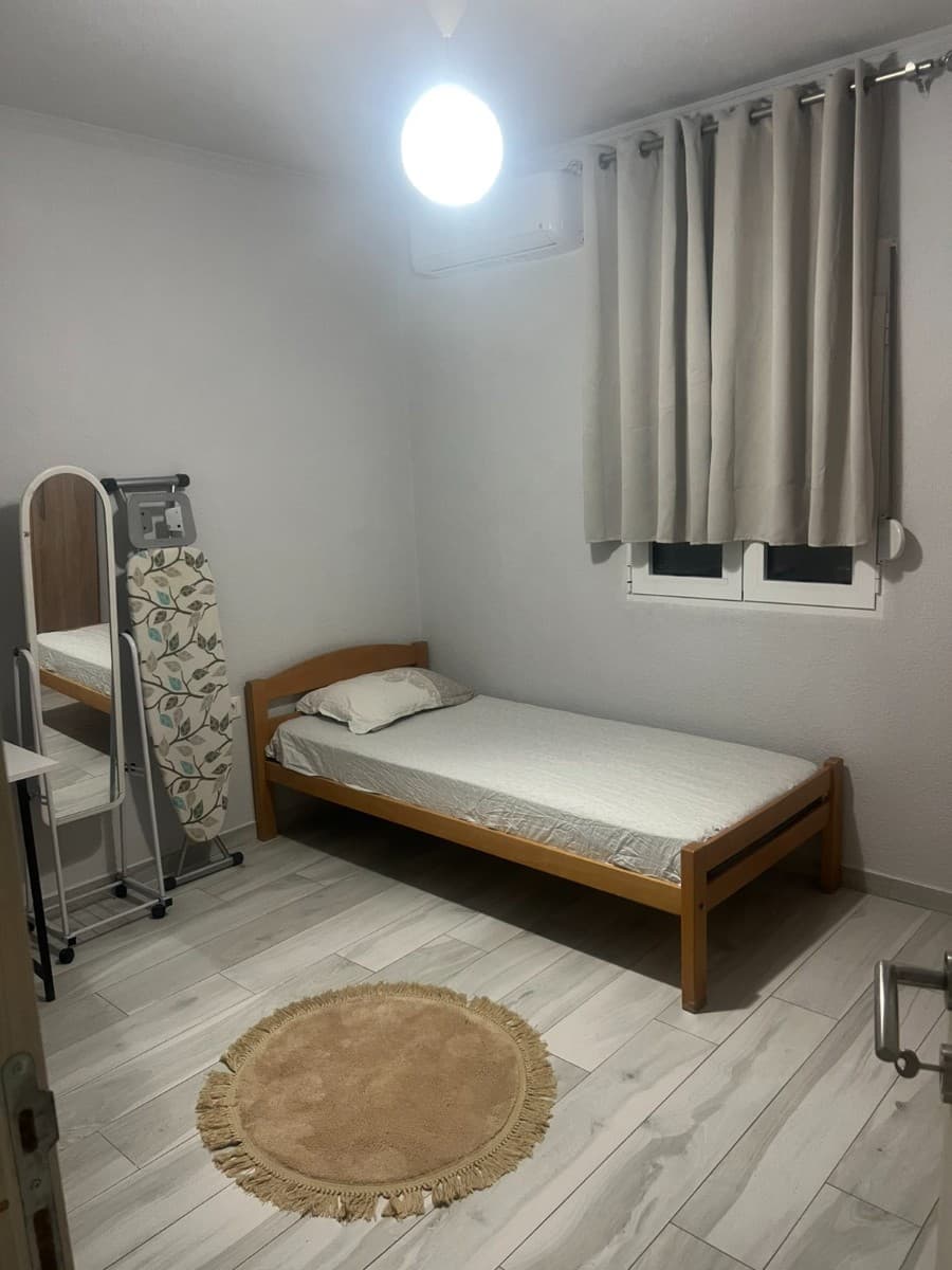 Izdaje se dvosoban stan u okviru kuce