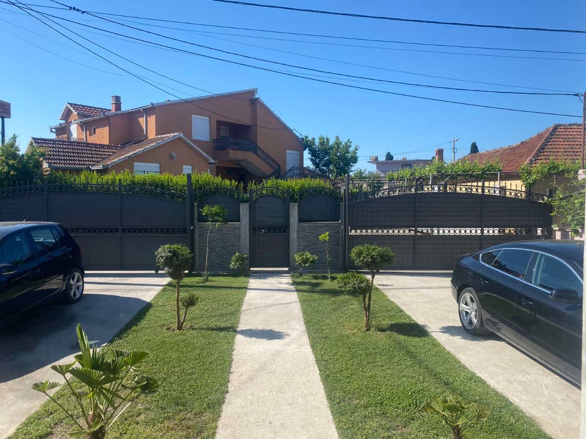 Izdaje se dvosoban stan u okviru kuce