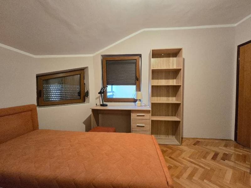 Izdaje se trosoban stan