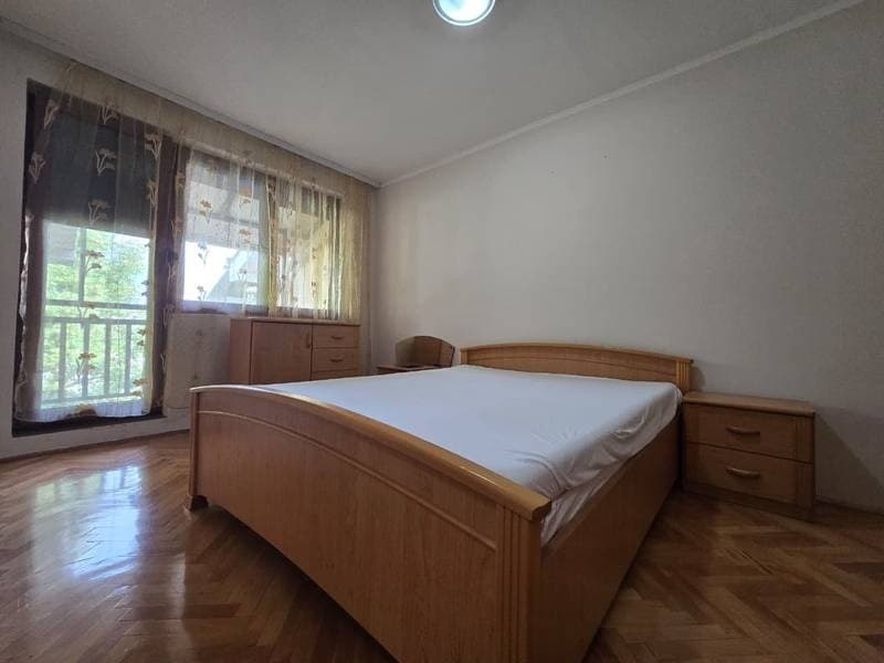 Izdaje se trosoban stan