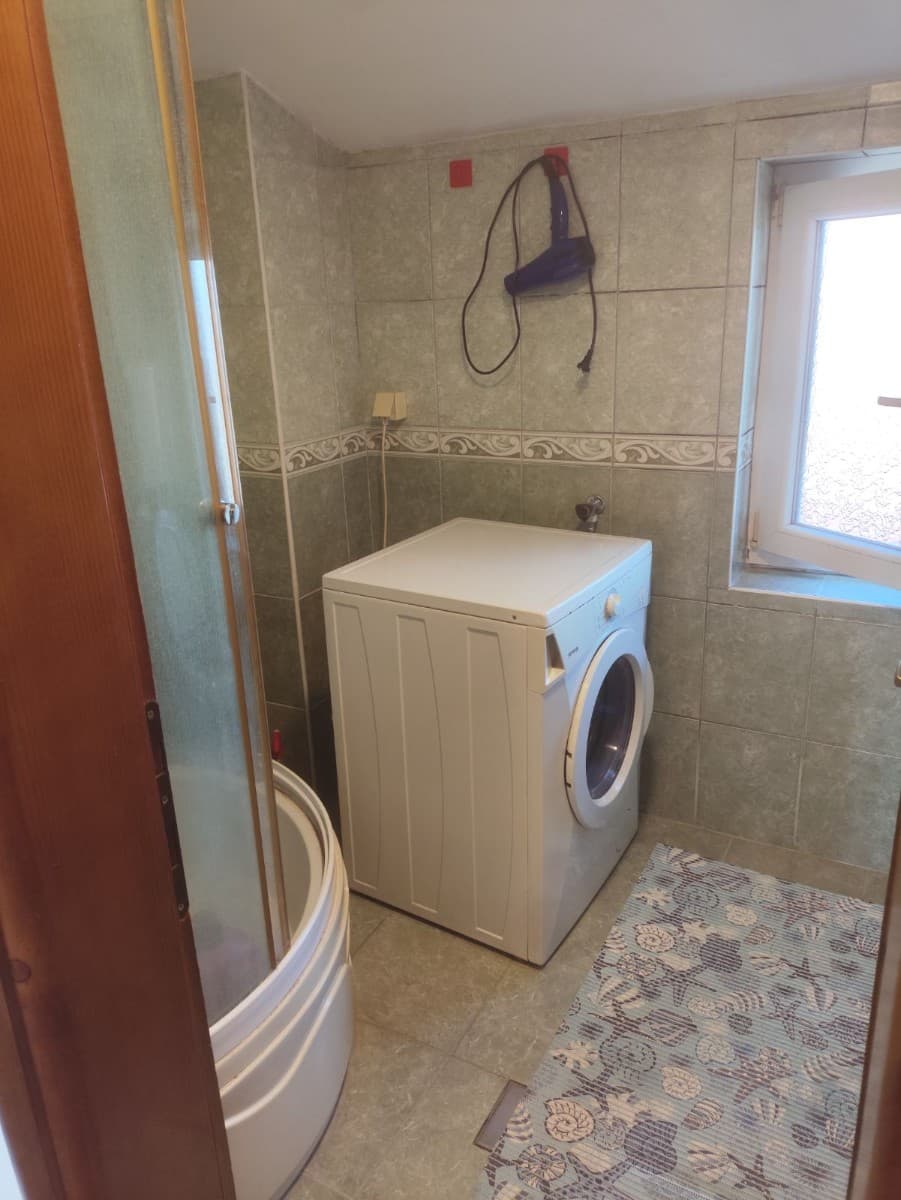 Izdaje se dvosoban stan u okviru kuce
