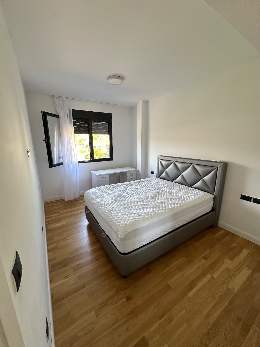 Izdaje se trosoban stan u Dalmatinskoj ulici