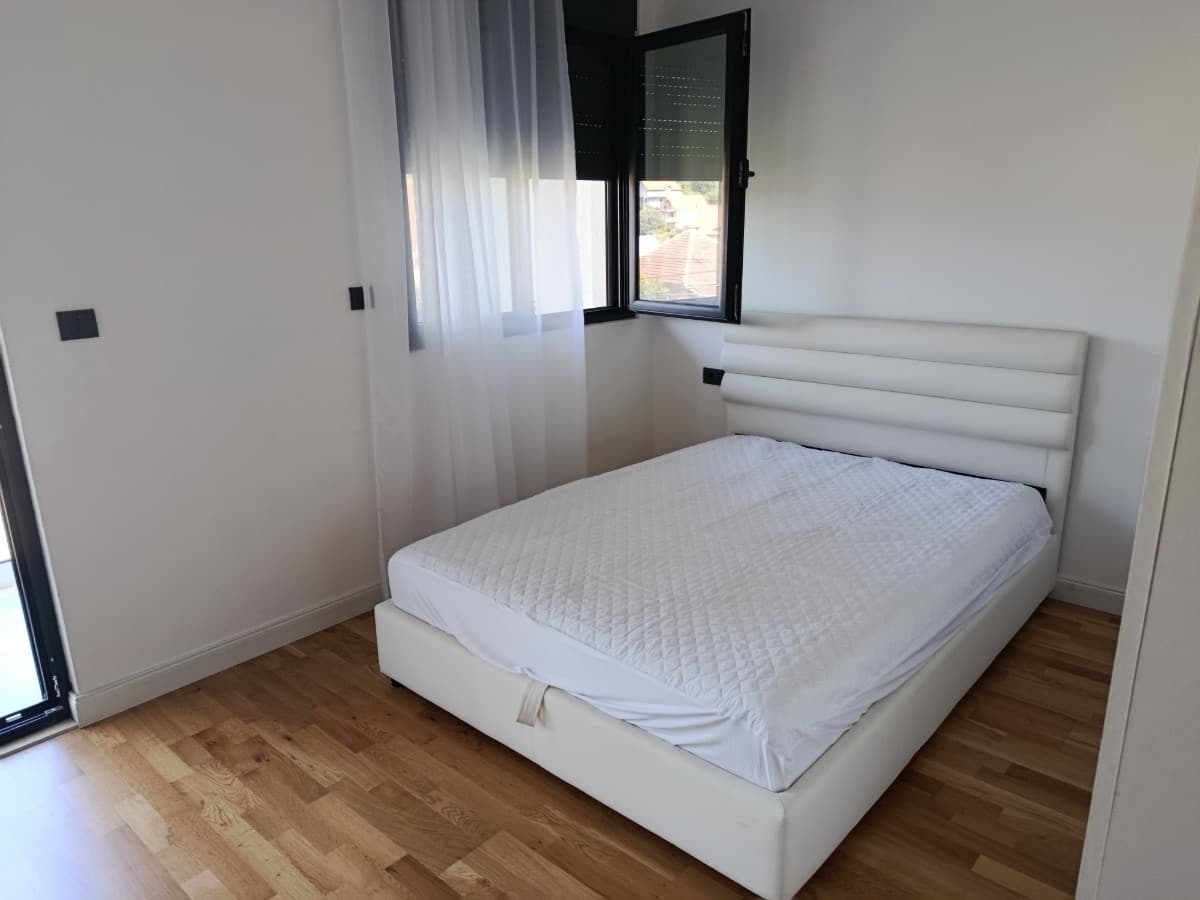 Izdaje se trosoban stan u Dalmatinskoj ulici