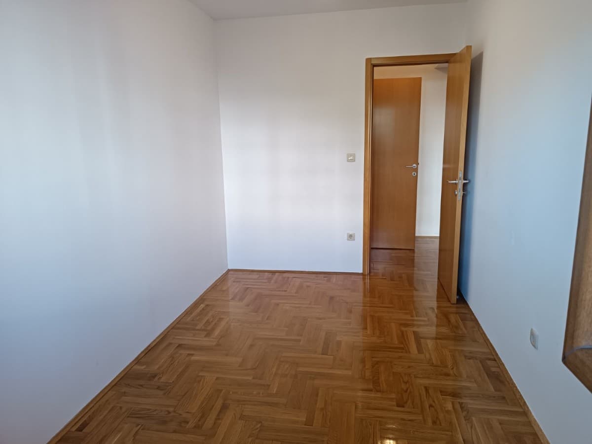 Izdaje se nenamjesten stan