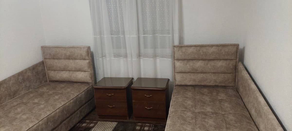 Izdaje se dvosoban stan u okviru kuce
