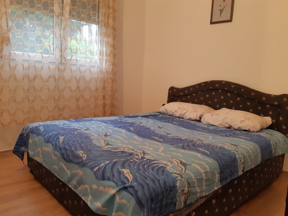 Izdaje se jednosoban stan u okviru kuce