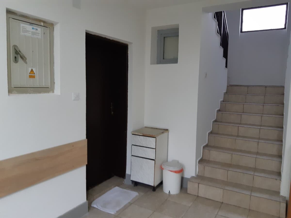Izdaje se jednosoban stan u okviru kuce