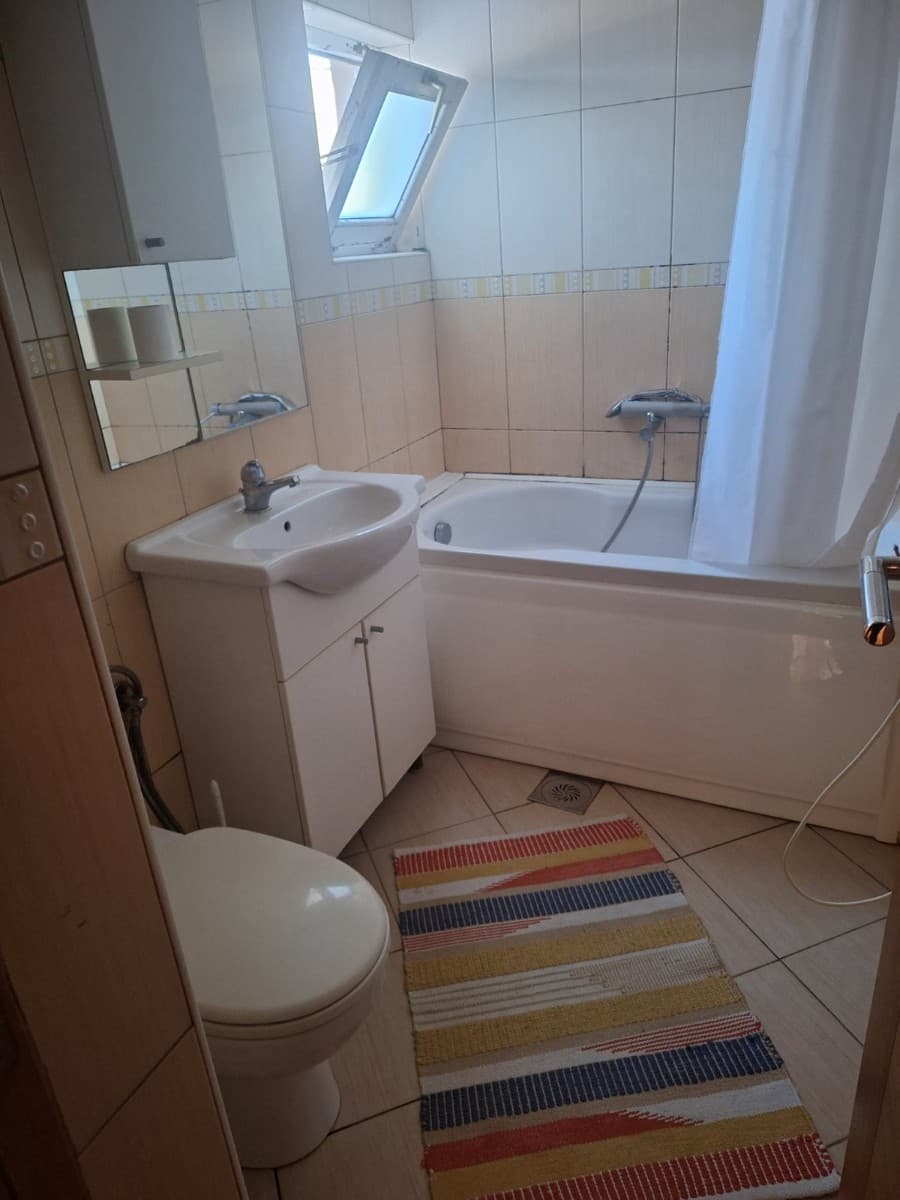 Izdaje se dvosoban stan