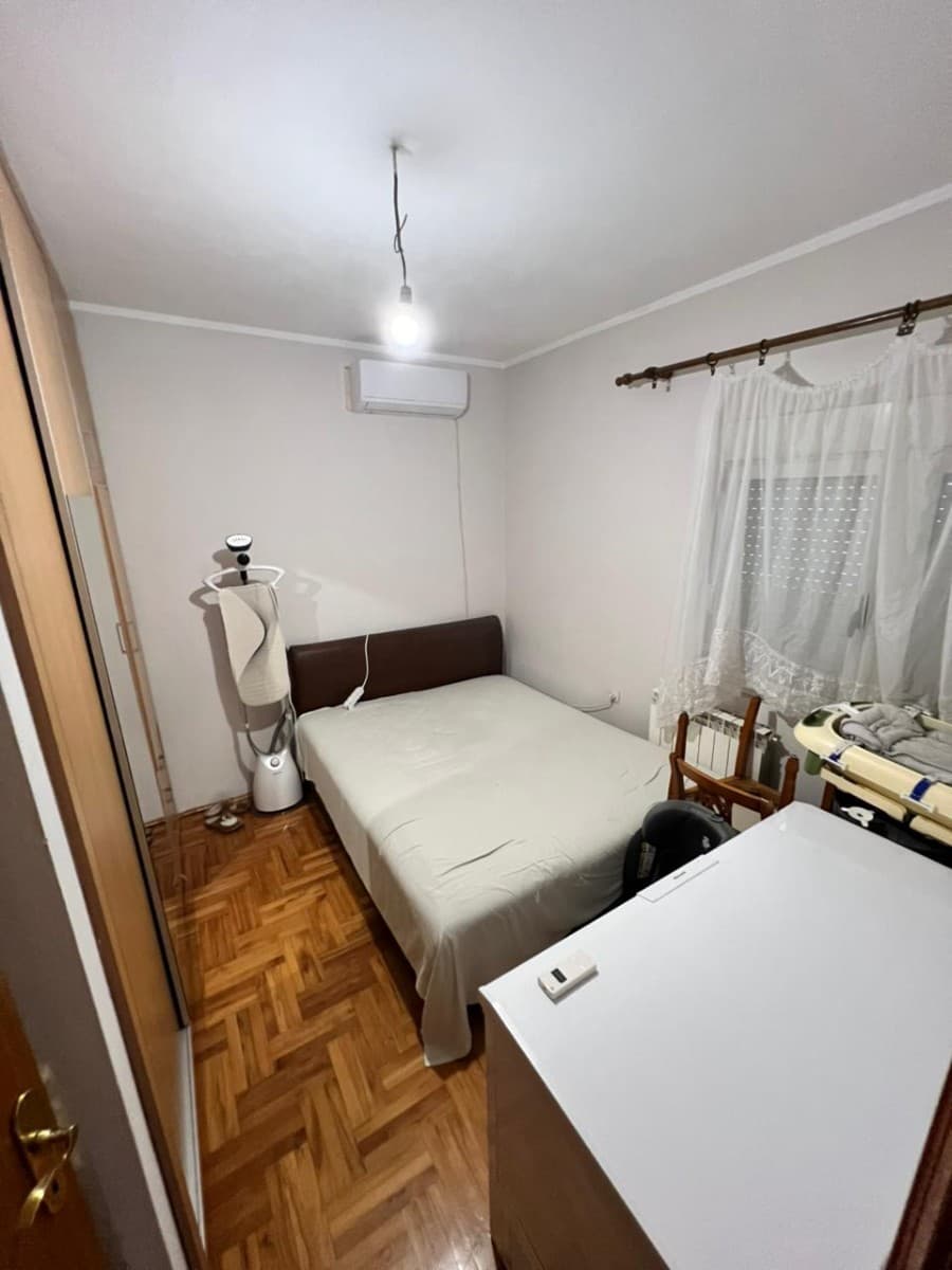 Izdaje se stan u okviru kuce