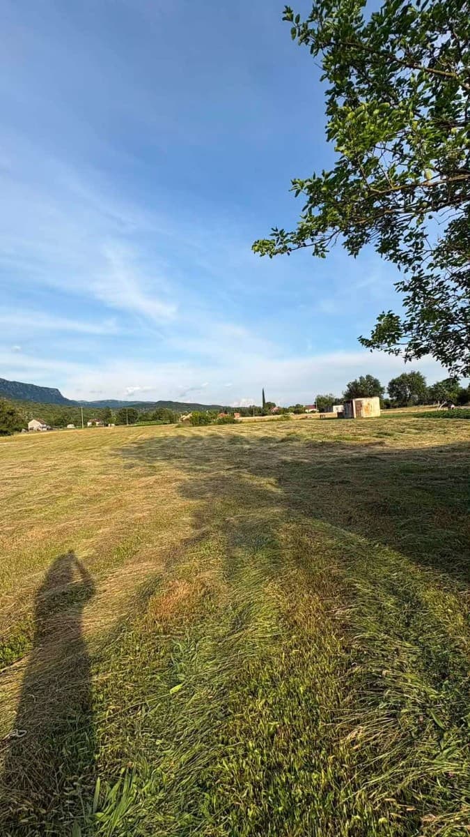 Prodaje se urbanizovano zemljiste
