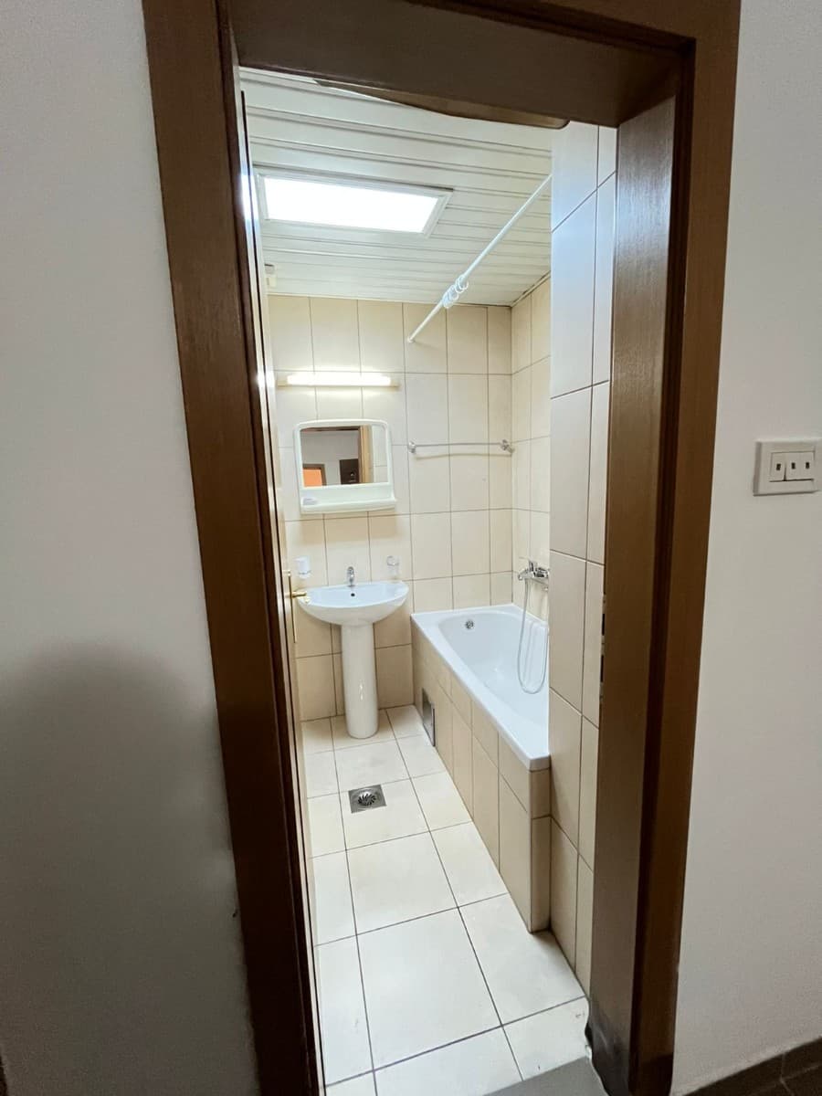 Izdaje se dvosoban nenamjesten stan