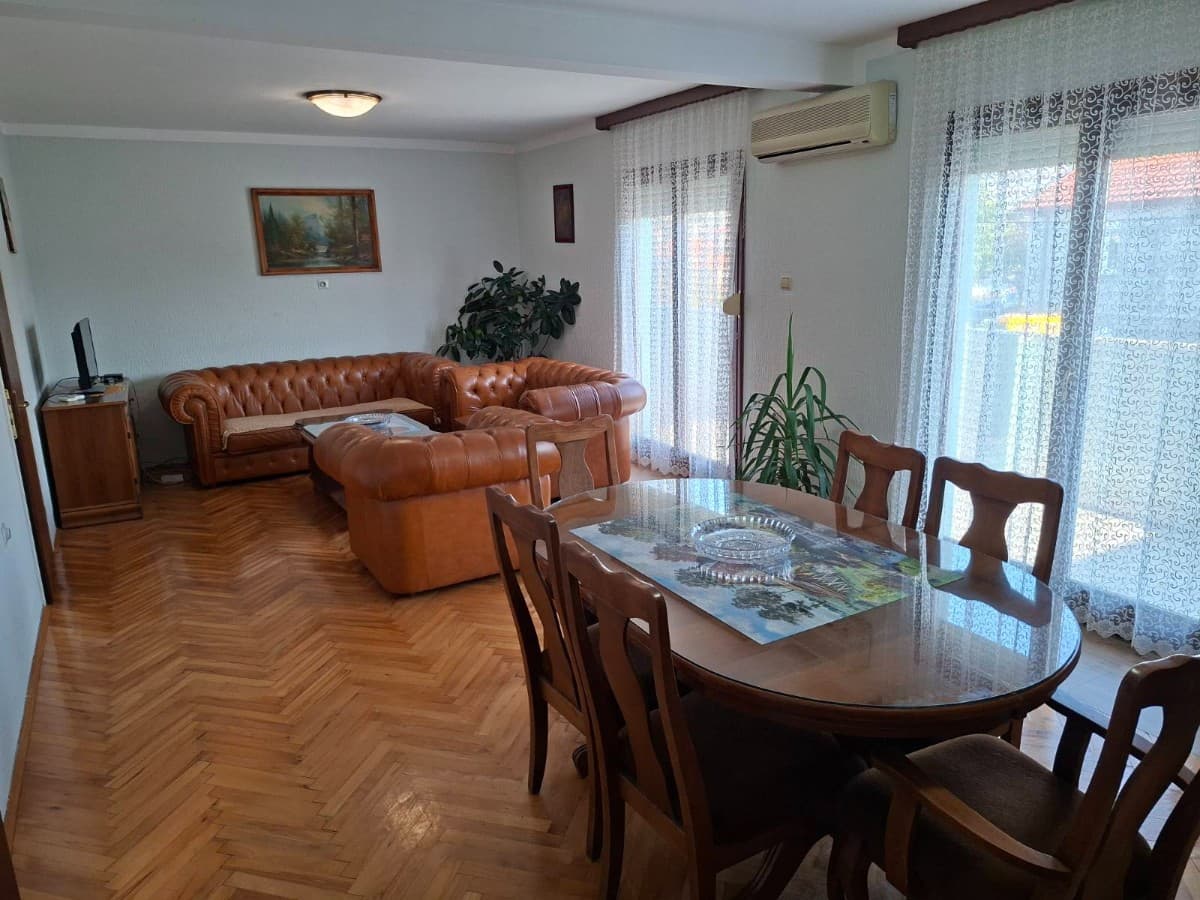 Izdaje se sprat kuce