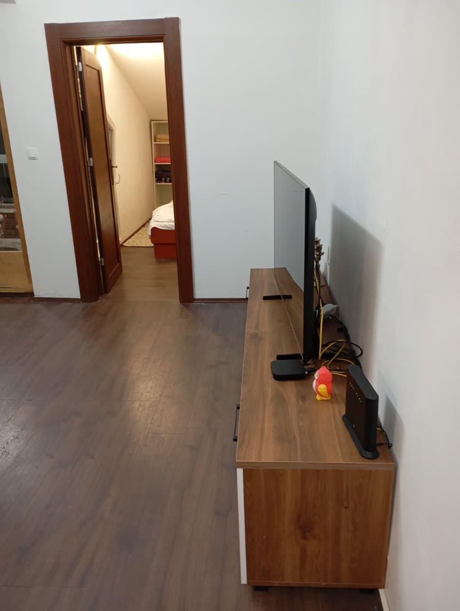 Izdaje se dvosoban stan u centru