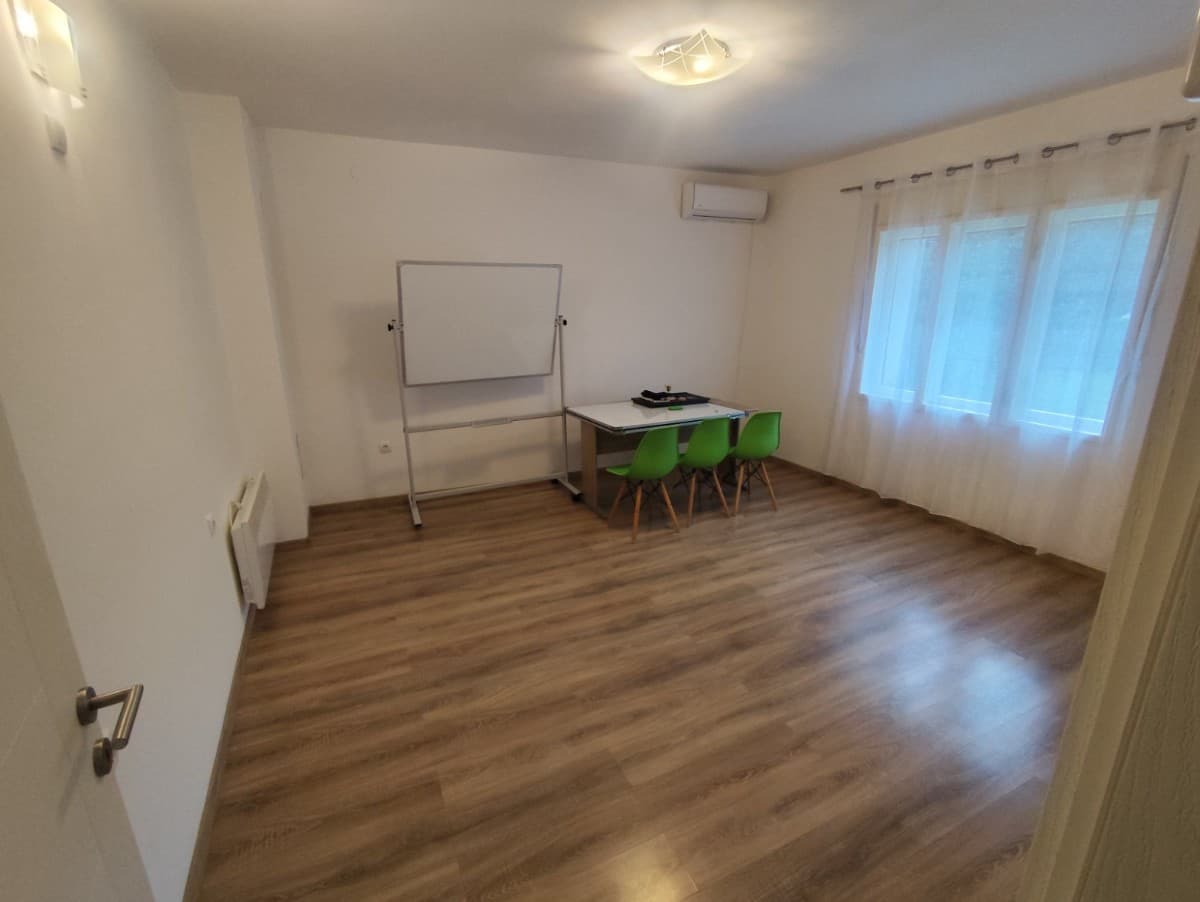 Izdaje se dvosoban nenamjesten stan