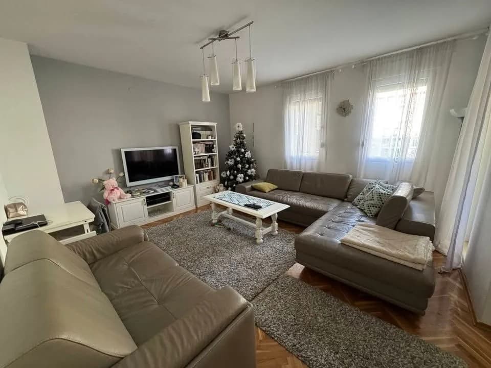 Prodaje se trosoban stan