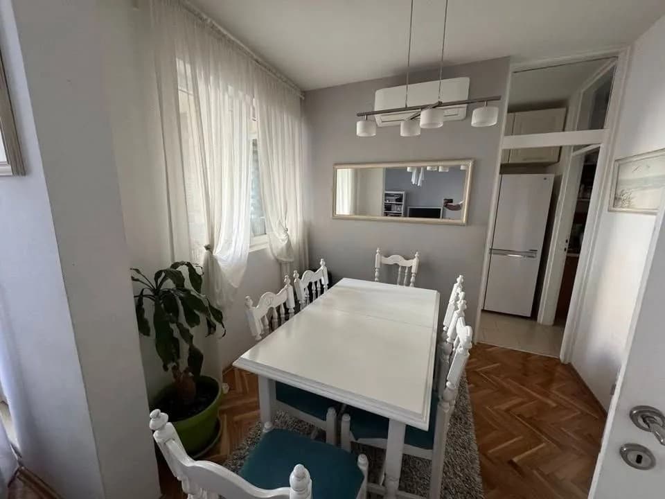 Prodaje se trosoban stan