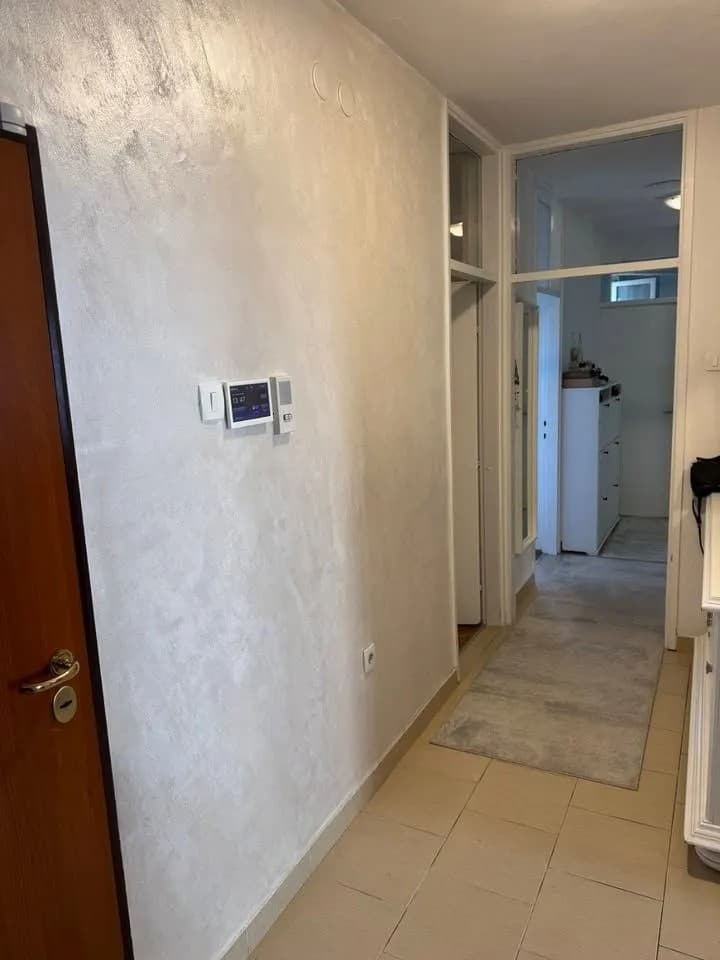 Prodaje se trosoban stan