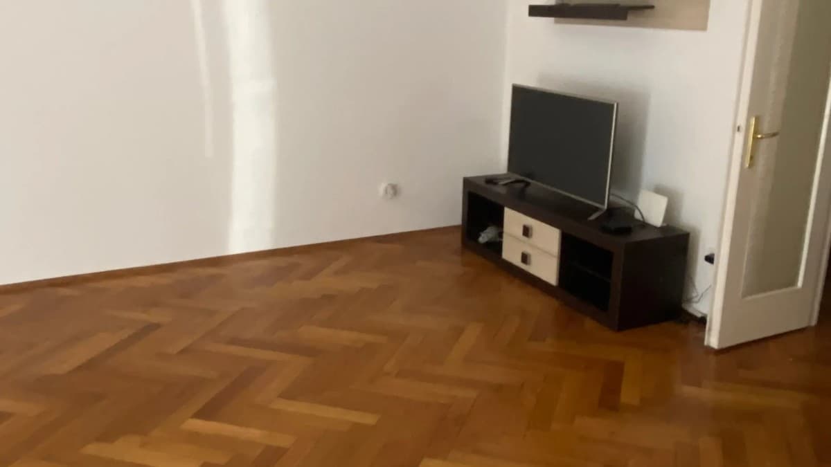Izdaje se polu-namjesten stan