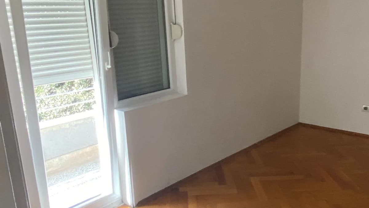 Izdaje se polu-namjesten stan