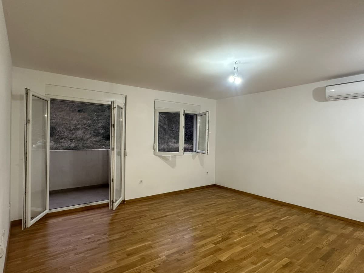 Izdaje se dvosoban nenamjesten stan