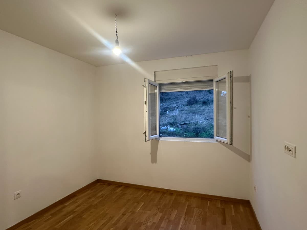 Izdaje se dvosoban nenamjesten stan